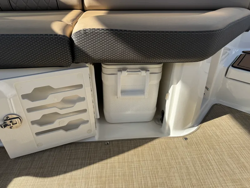 Slide: The Image of Sea Ray 280 SLX 2018 - 18