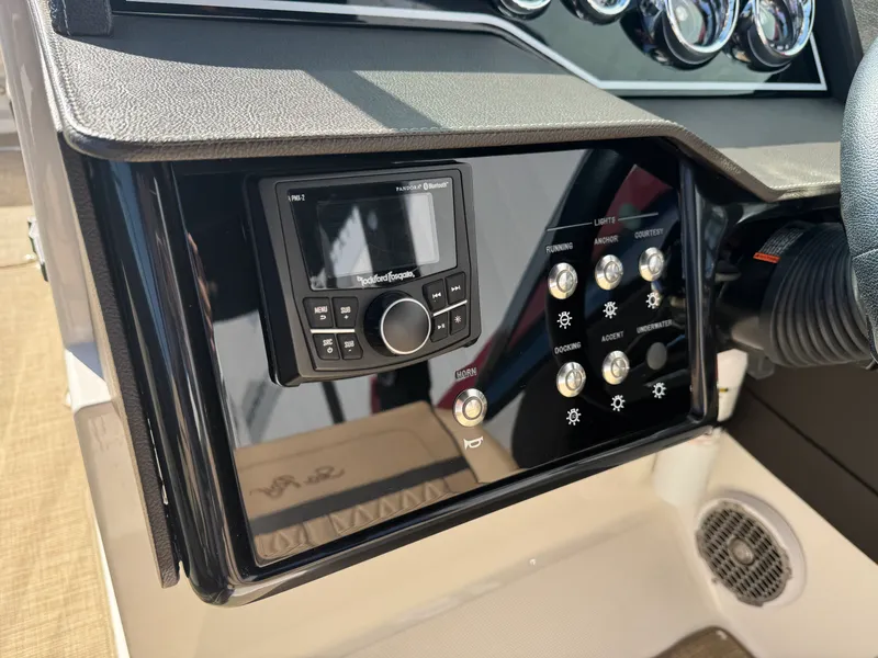 Slide: The Image of Sea Ray 280 SLX 2018 - 34