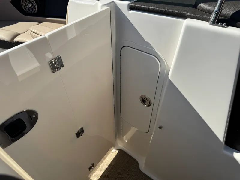 Slide: The Image of Sea Ray 280 SLX 2018 - 40