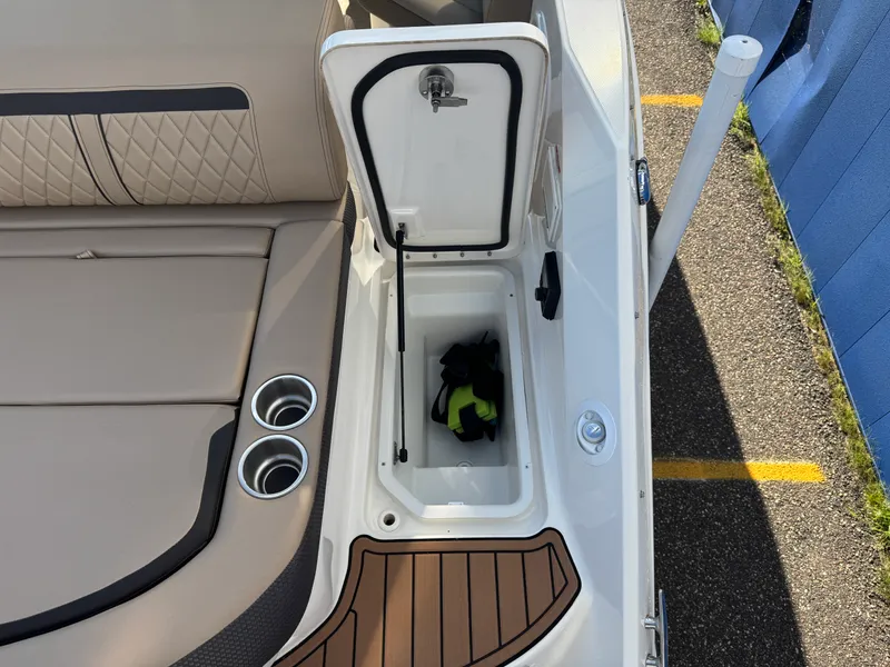 Slide: The Image of Sea Ray 280 SLX 2018 - 9