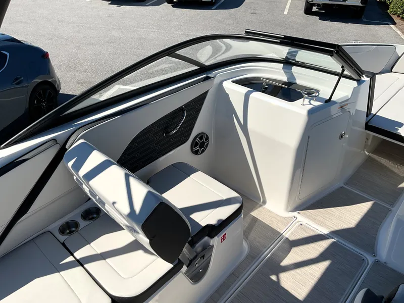 Slide: The Image of Sea Ray SPX 210 Outboard 2026 - 19