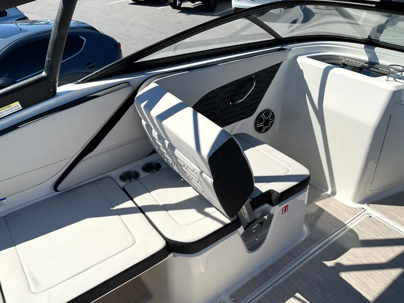 Slide: The Image of Sea Ray SPX 210 Outboard 2026 - 21