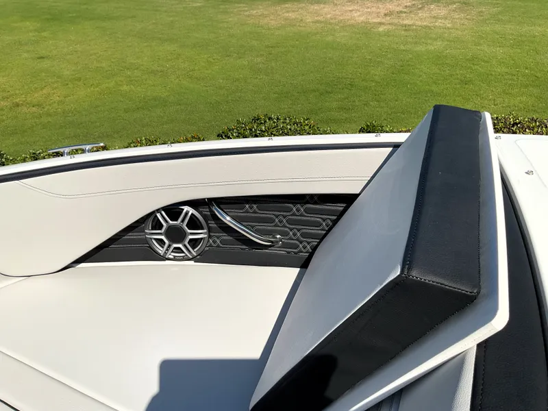 Slide: The Image of Sea Ray SPX 210 Outboard 2026 - 25