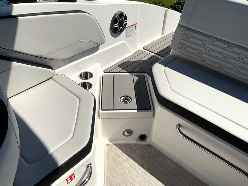 Slide: The Image of Sea Ray SPX 210 Outboard 2026 - 34