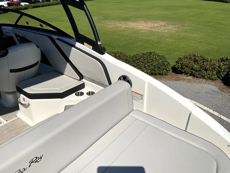 Slide: The Image of Sea Ray SPX 210 Outboard 2026 - 43