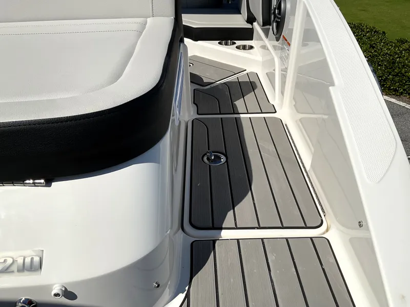 Slide: The Image of Sea Ray SPX 210 Outboard 2026 - 48