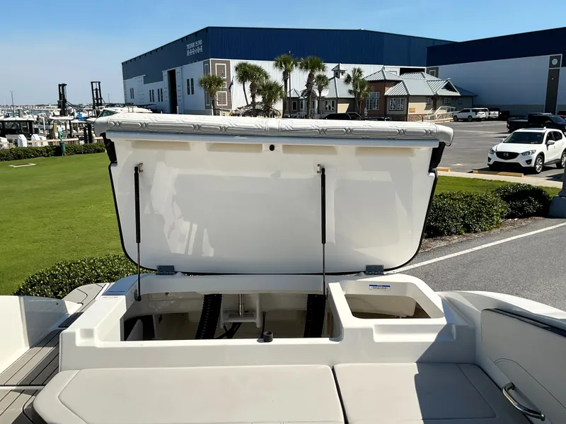 Slide: The Image of Sea Ray SPX 210 Outboard 2026 - 49