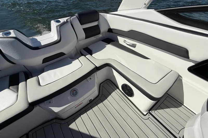 Slide: The Image of Yamaha 195S 2026 - 10