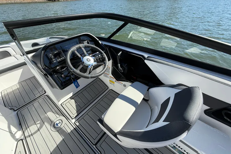 Slide: The Image of Yamaha 195S 2026 - 15