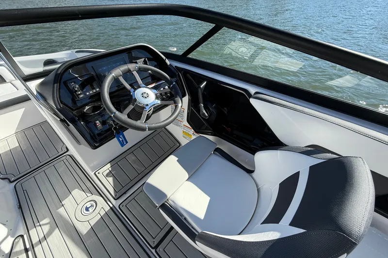 Slide: The Image of Yamaha 195S 2026 - 16