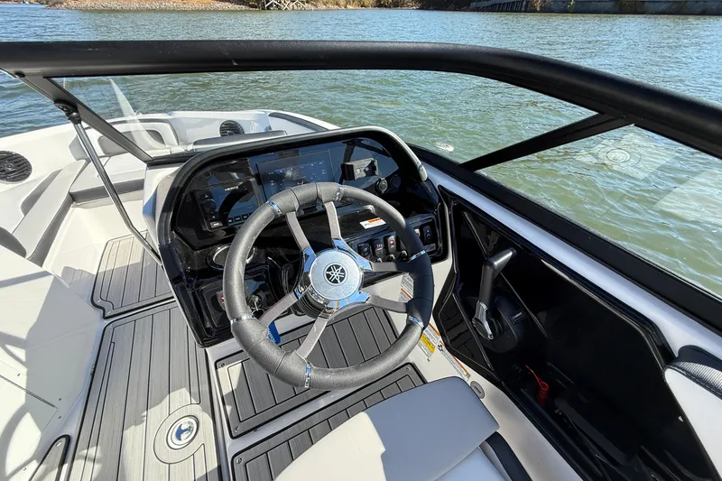 Slide: The Image of Yamaha 195S 2026 - 17