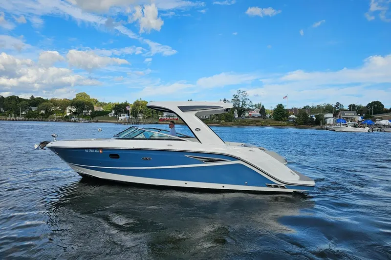 Slide: The Image of Sea Ray SLX 310 2022 - 21