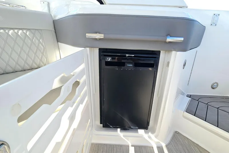 Slide: The Image of Sea Ray SLX 310 2022 - 27