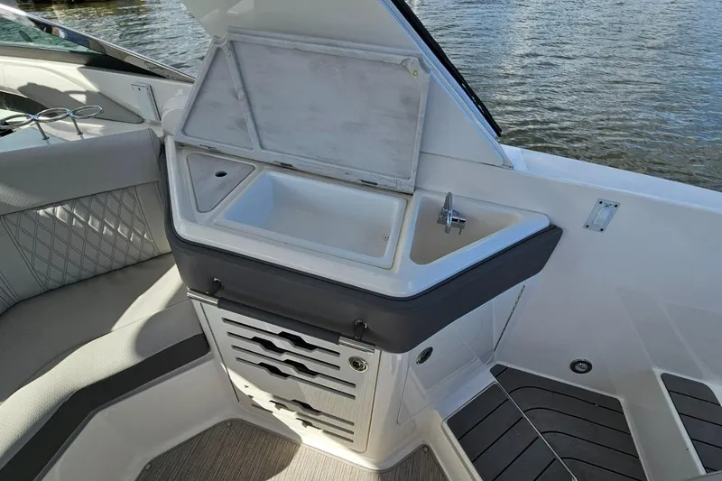 Slide: The Image of Sea Ray SLX 310 2022 - 28