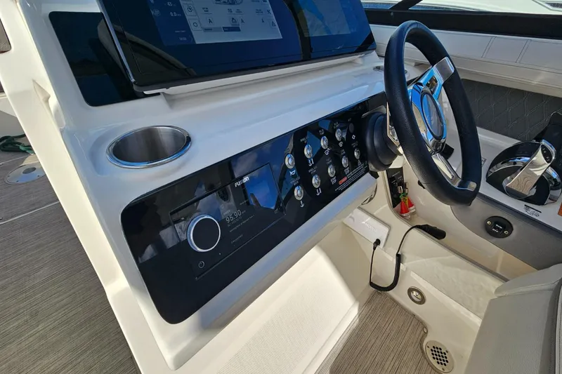 Slide: The Image of Sea Ray SLX 310 2022 - 34