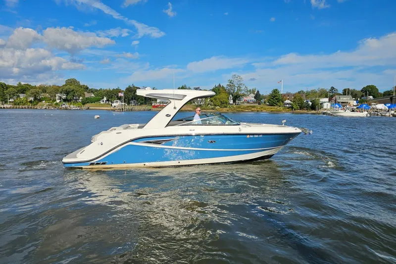 Slide: The Image of Sea Ray SLX 310 2022 - 9