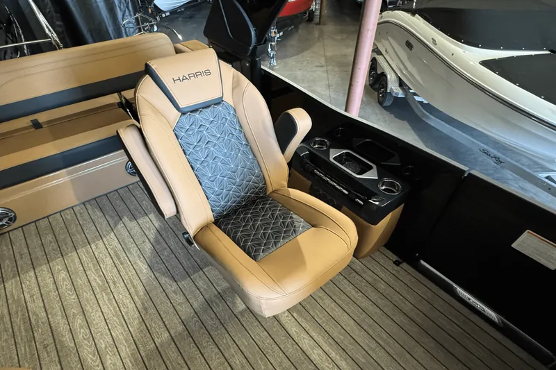 Slide: The Image of Harris Grand Mariner 250 2025 - 10