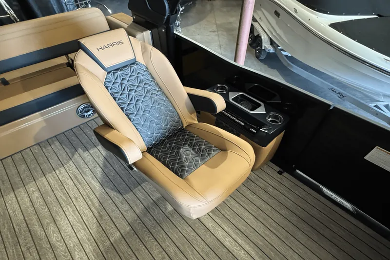 Slide: The Image of Harris Grand Mariner 250 2025 - 11