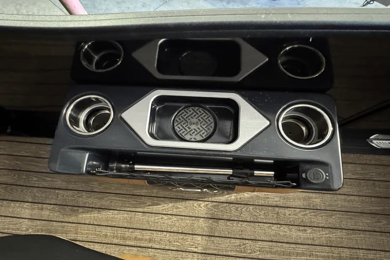 Slide: The Image of Harris Grand Mariner 250 2025 - 12