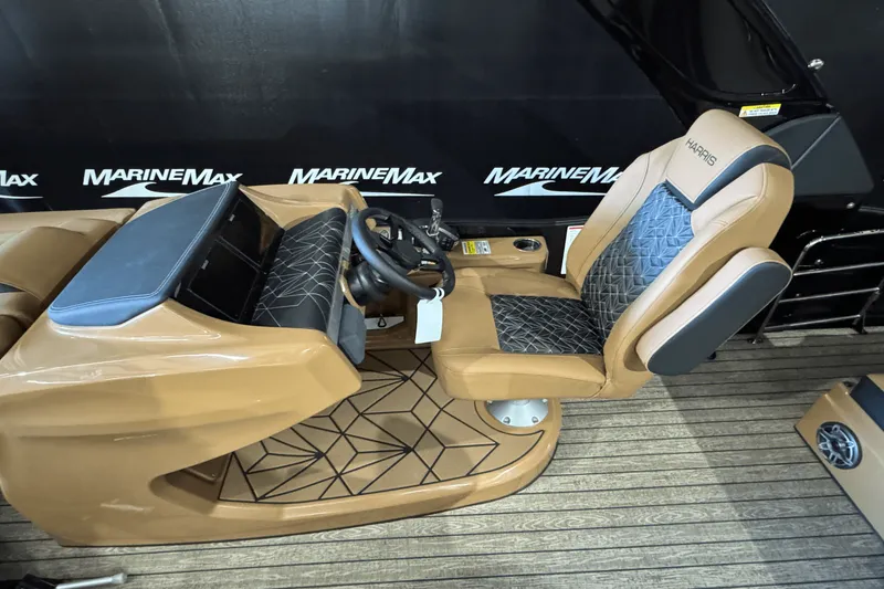 Slide: The Image of Harris Grand Mariner 250 2025 - 13