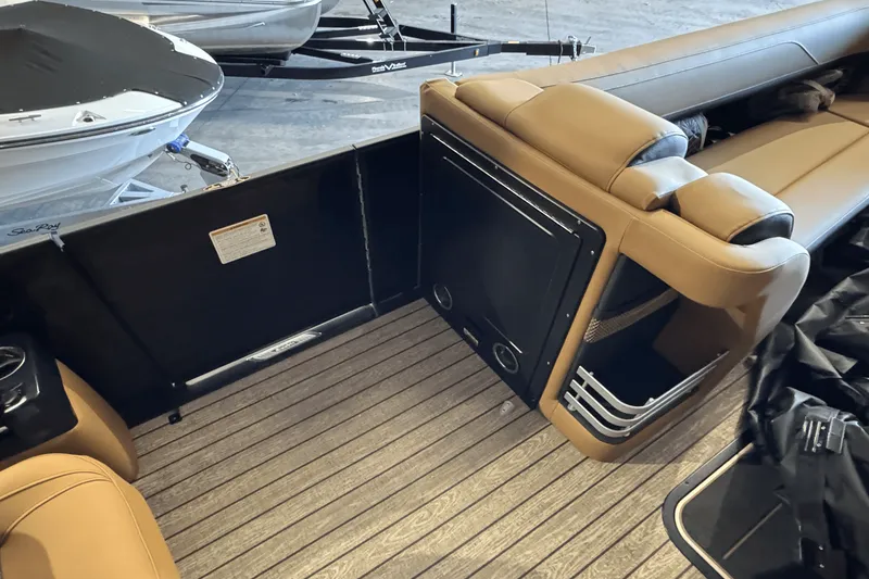 Slide: The Image of Harris Grand Mariner 250 2025 - 16