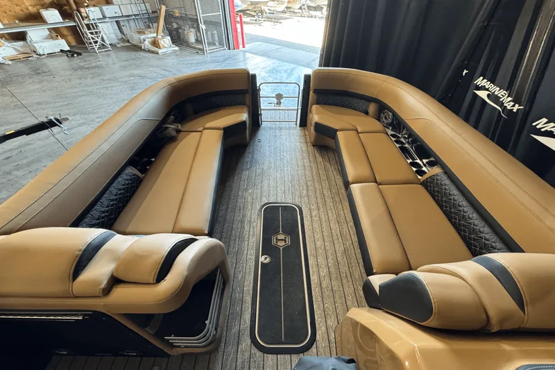 Slide: The Image of Harris Grand Mariner 250 2025 - 18