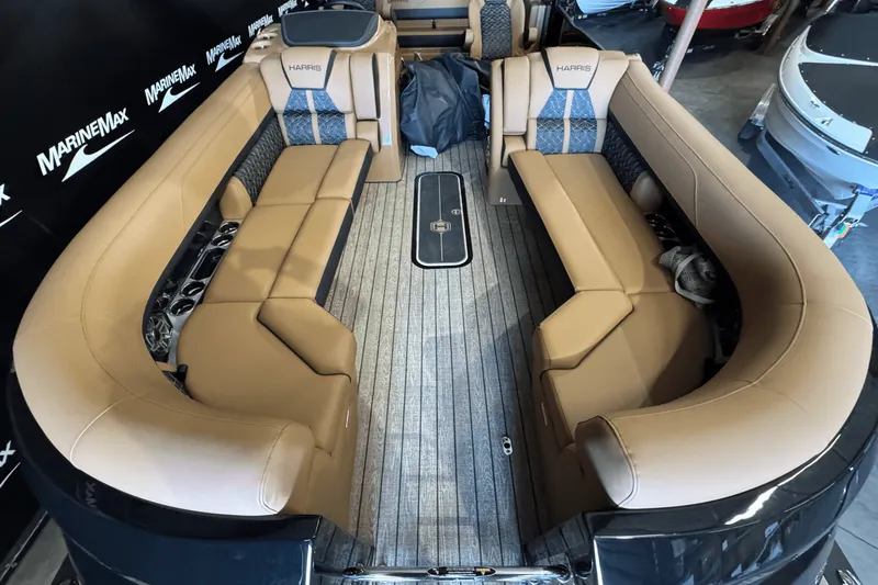 Slide: The Image of Harris Grand Mariner 250 2025 - 19