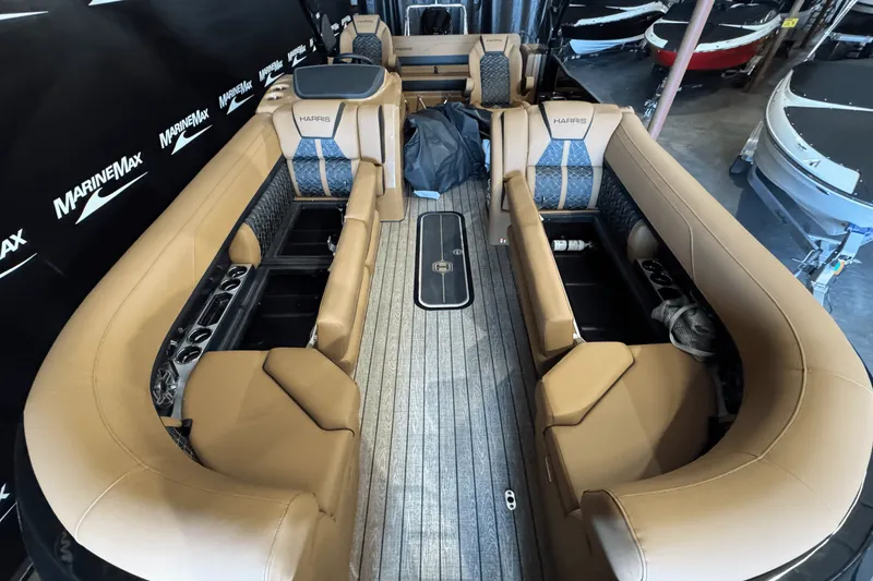 Slide: The Image of Harris Grand Mariner 250 2025 - 20