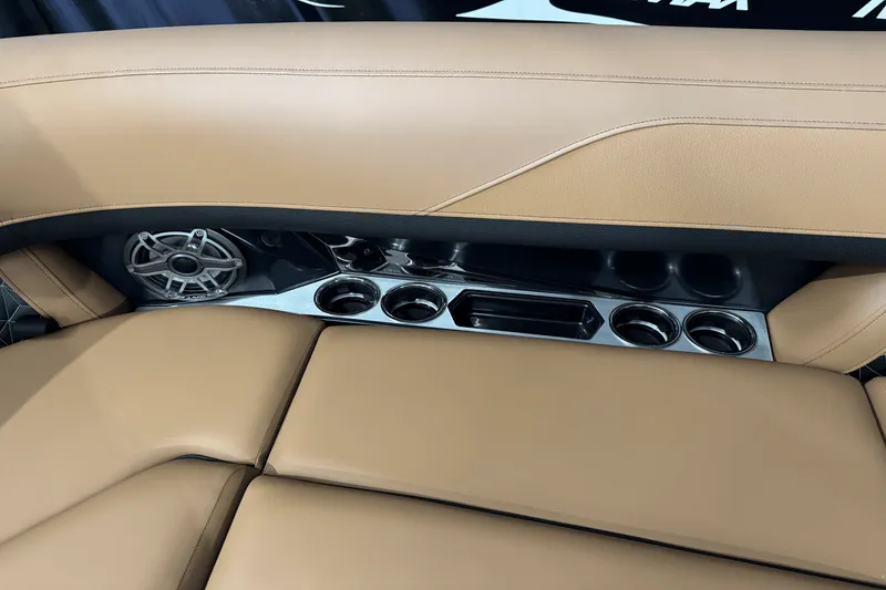 Slide: The Image of Harris Grand Mariner 250 2025 - 21