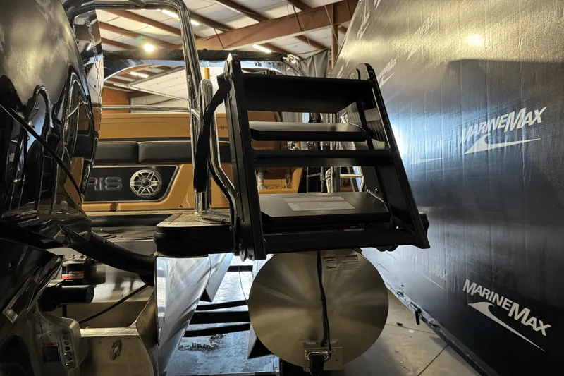 Slide: The Image of Harris Grand Mariner 250 2025 - 5