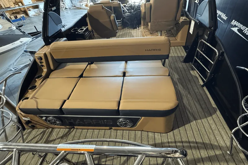 Slide: The Image of Harris Grand Mariner 250 2025 - 7