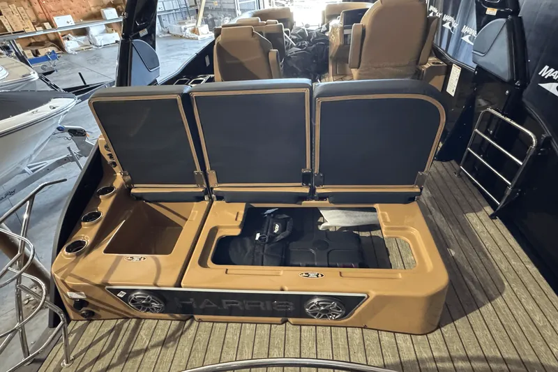 Slide: The Image of Harris Grand Mariner 250 2025 - 8