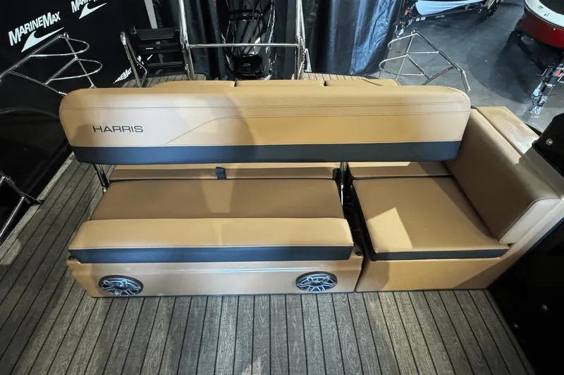 Slide: The Image of Harris Grand Mariner 250 2025 - 9