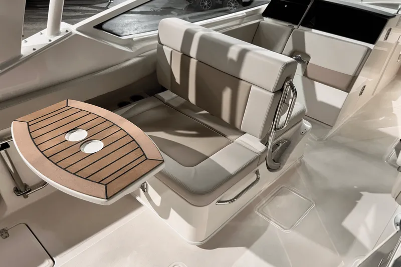 Slide: The Image of Boston Whaler 280 Vantage 2025 - 10
