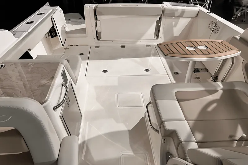 Slide: The Image of Boston Whaler 280 Vantage 2025 - 11