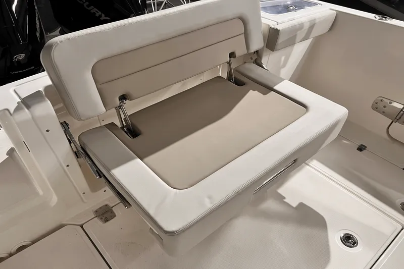 Slide: The Image of Boston Whaler 280 Vantage 2025 - 12