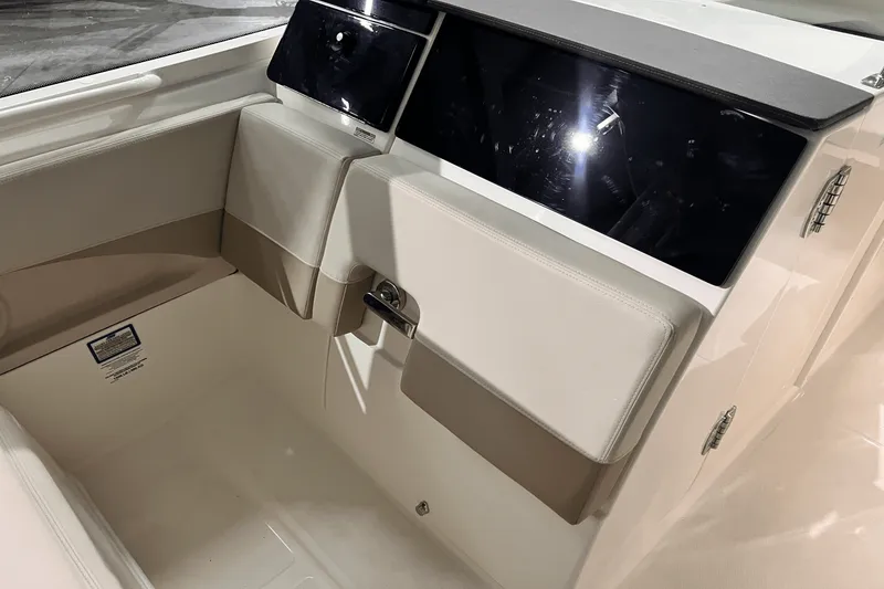 Slide: The Image of Boston Whaler 280 Vantage 2025 - 13