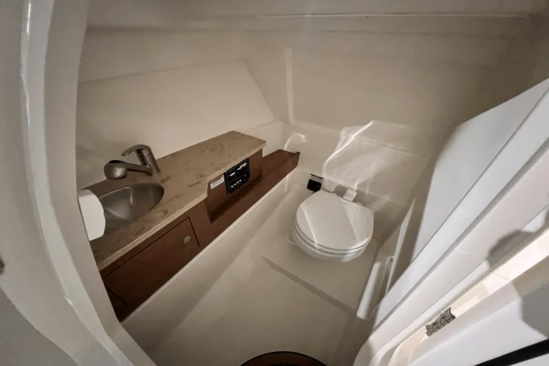 Slide: The Image of Boston Whaler 280 Vantage 2025 - 14