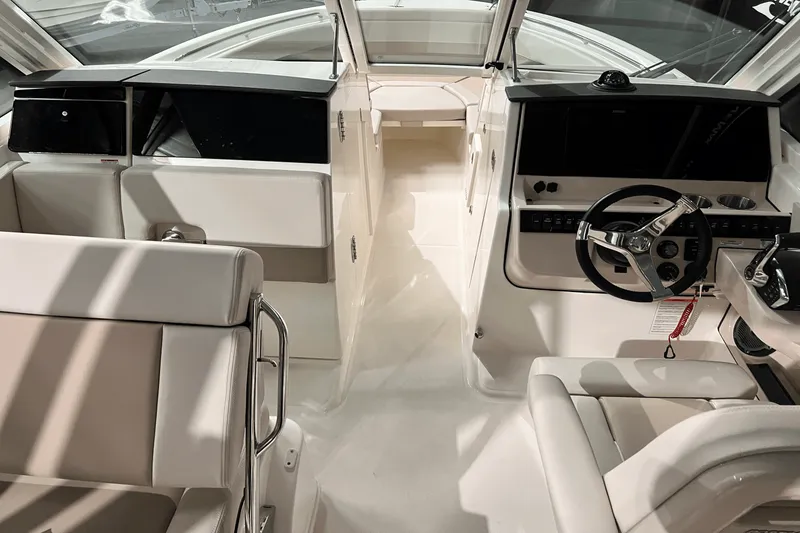 Slide: The Image of Boston Whaler 280 Vantage 2025 - 15