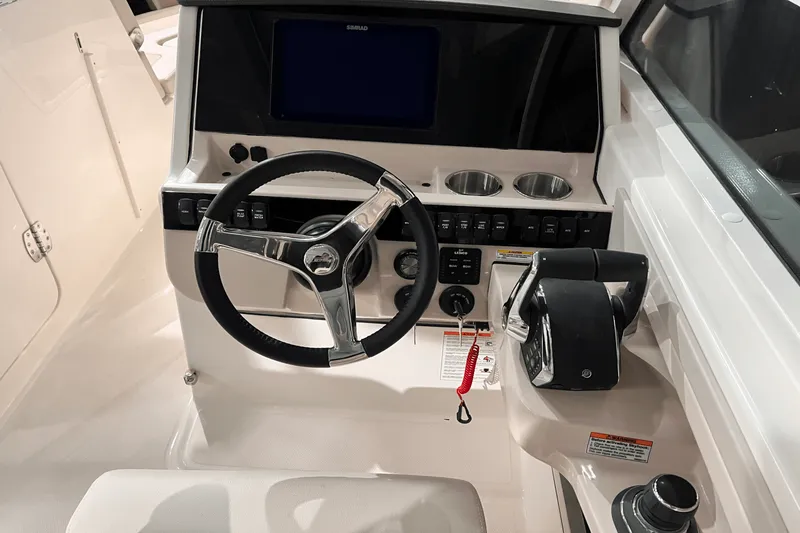 Slide: The Image of Boston Whaler 280 Vantage 2025 - 16