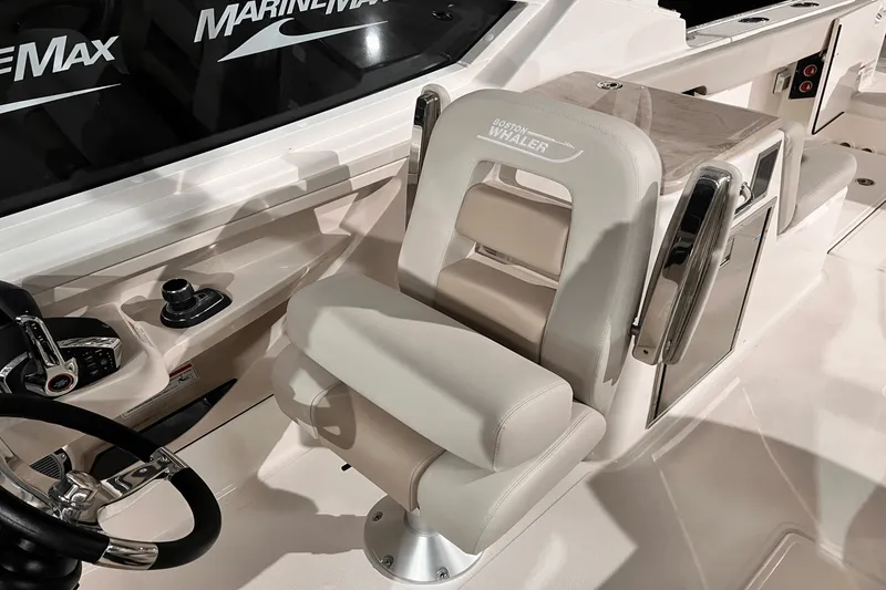 Slide: The Image of Boston Whaler 280 Vantage 2025 - 19