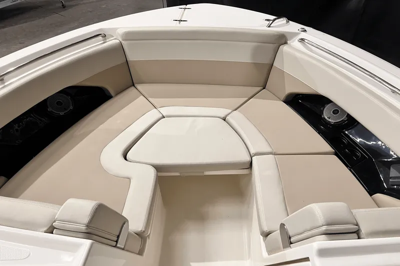 Slide: The Image of Boston Whaler 280 Vantage 2025 - 20