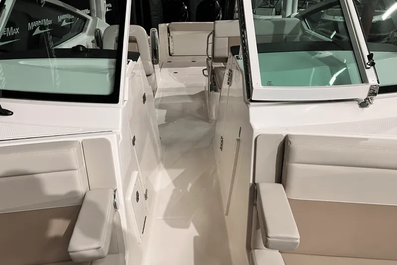 Slide: The Image of Boston Whaler 280 Vantage 2025 - 21