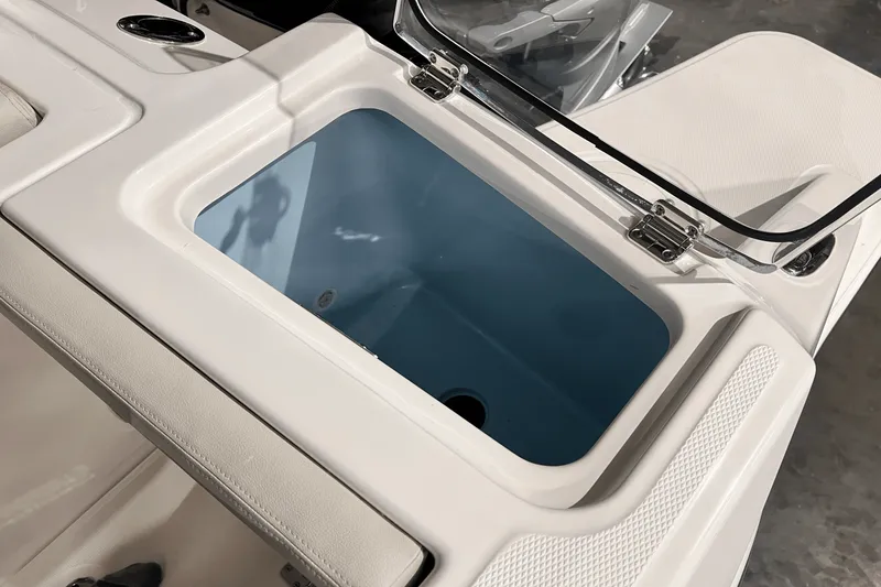 Slide: The Image of Boston Whaler 280 Vantage 2025 - 22