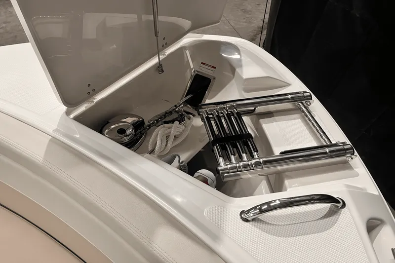 Slide: The Image of Boston Whaler 280 Vantage 2025 - 23