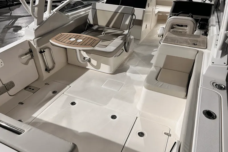Slide: The Image of Boston Whaler 280 Vantage 2025 - 5