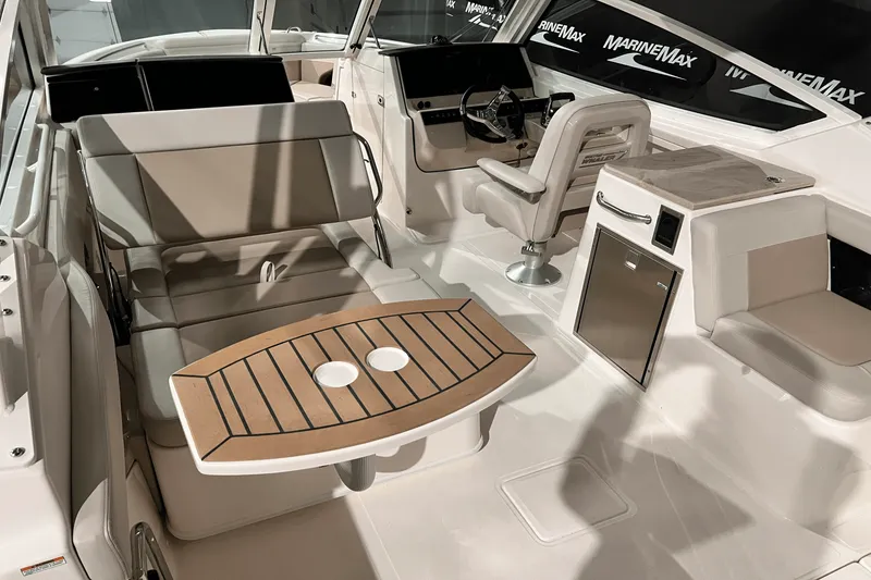 Slide: The Image of Boston Whaler 280 Vantage 2025 - 6