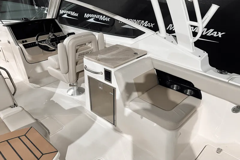 Slide: The Image of Boston Whaler 280 Vantage 2025 - 7