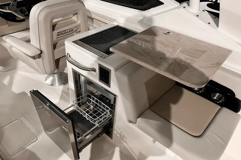 Slide: The Image of Boston Whaler 280 Vantage 2025 - 8