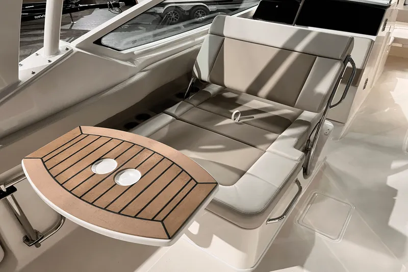 Slide: The Image of Boston Whaler 280 Vantage 2025 - 9